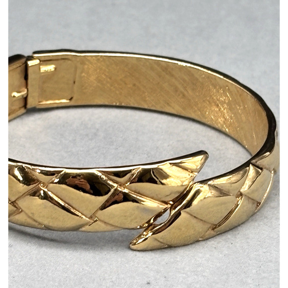 Vintage Monet Gold Tone Textured Hinged Bangle Bracelet Shiny Excellent - Picture 12 of 16